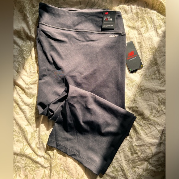 NWT New Balance Accelerate Mid Rise Capri Leggings - Picture 1 of 5
